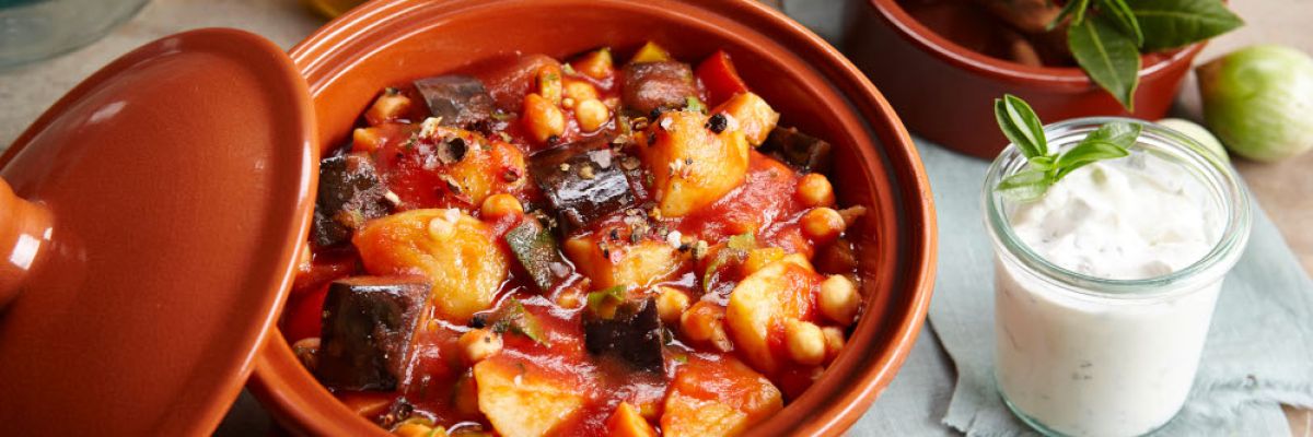  	 Die farbenreichen orientalischen Kartoffeln mit Kichererbsen, Auberginen und Joghurtsoße passen perfekt zu den bunt gefärbten Blättern des Herbstes. Quelle: LV R-W/Jörn Sunderbrink/die-kartoffel.de 