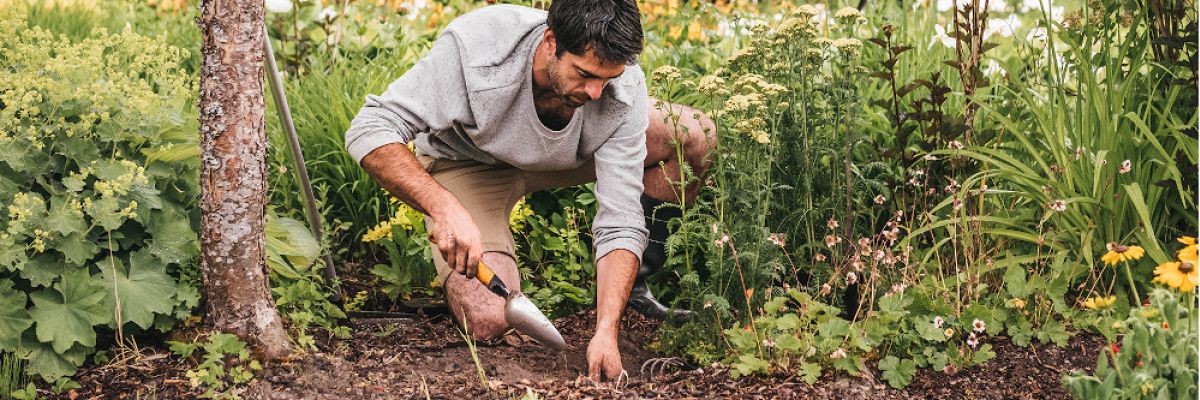  Insektenfreundliches Gärtnern macht Freude und geht mit dem passenden Werkzeug ganz einfach. ©Fiskars.com