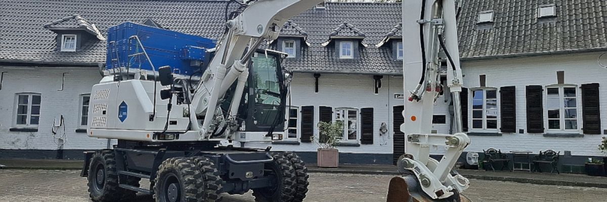 16-Tonnen-Radbagger mit H2-Verbrenner der DEUTZ AG im Innenhof von Gut Gnadental