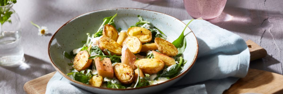 frischer Salat aus neuen Kartoffeln