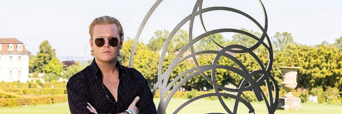 Leon Löwentraut neben seiner Skulptur „Beauty Queen“ Fotos: Sebatian Drüen, Rechte bei Leon Löwentraut