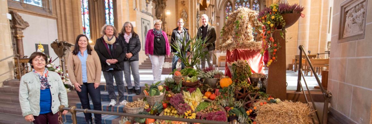 Landfrauen aus dem Stadtverband Bad Wünnenberg haben im Paderborner Dom eine Erntekrone aufgestellt. Damit wird auf das Erntedankfest hingewiesen. V.l.n.r: Rosi Ernesti, Susanne Mönnikes, Anja Szukat-Wagner, Monika Suren, Kornelia Wegener, Nicole Schulte, Dompastor Dr. Nils Petrat. Foto: Thomas Throenle / Erzbistum Paderborn