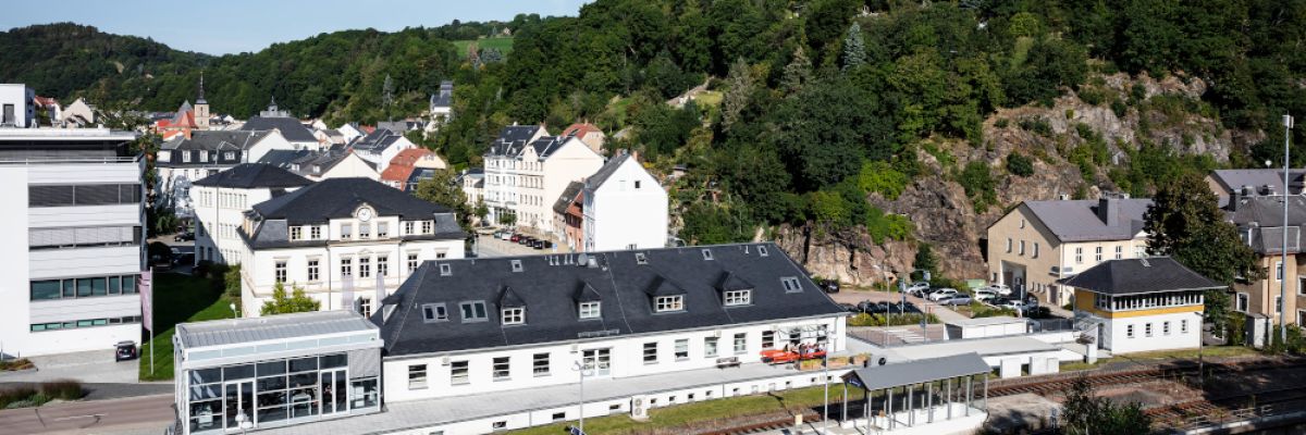 Mit dem Mauerfall kam die Demokratie ins sächsische Glashütte – Voraussetzung für die Arbeit auch von Uhrenhersteller NOMOS Glashütte (im Vordergrund). 