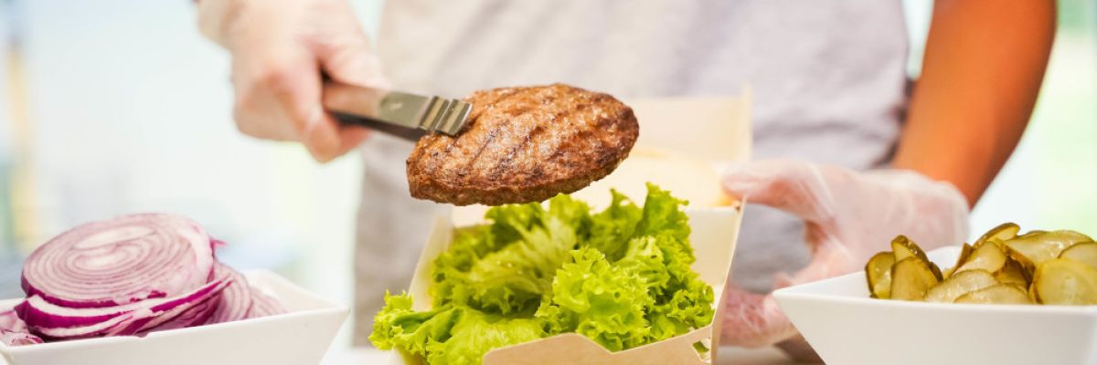 Bild: Zubereitung Burger ©Burgerme