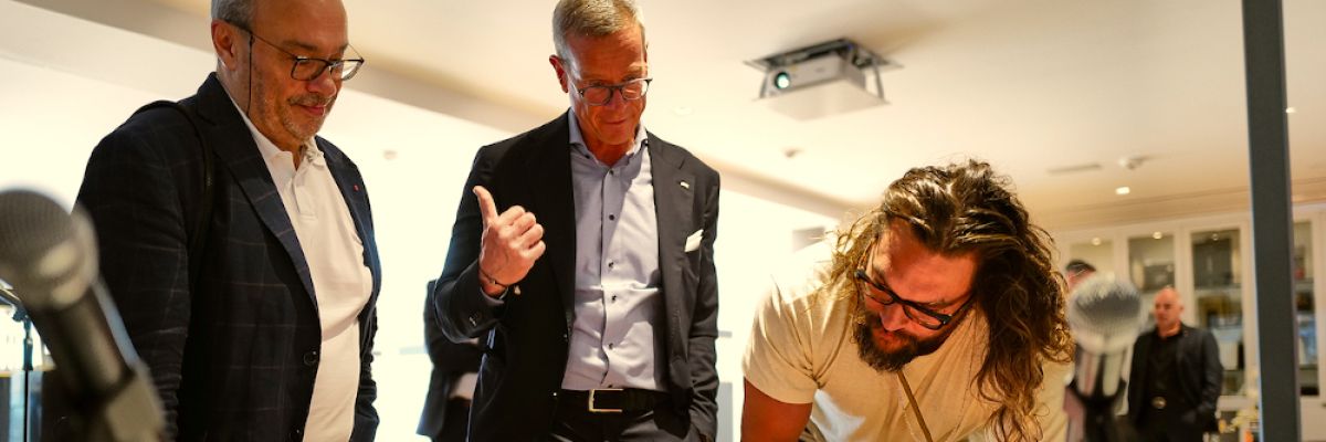 (V.l.n.r.) Dr. Andreas Kaufmann, Aufsichtsratsvorsitzender der Leica Camera AG mit Alexander Sedlak, Geschäftsführer von Leica Camera Classics und Jason Momoa ©Bernhard Hörtnagl