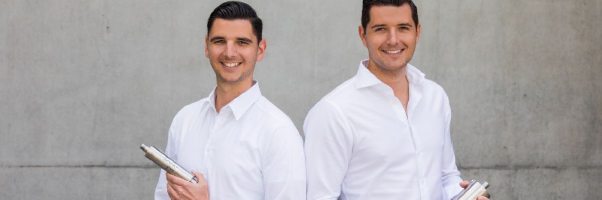 V.l.n.r.: AQON Pure Gründer Konstantin Wilk und Maximilian Wilk mit AQON Pure 
