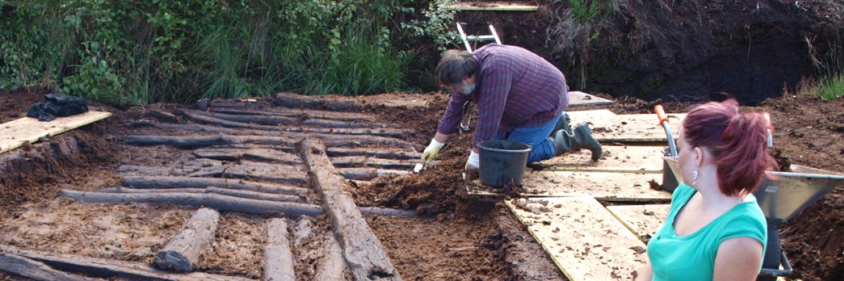 Schatz für Natur- und Denkmalschutz: Moore sind Verbündete im Kampf gegen Klima- und Artenkrise – und zugleich unentbehrlich als wertvolle Bodenarchive für Archäologen. Ein Projekt der Deutschen Bundesstiftung Umwelt (DBU) will beide Seiten zusammenführen