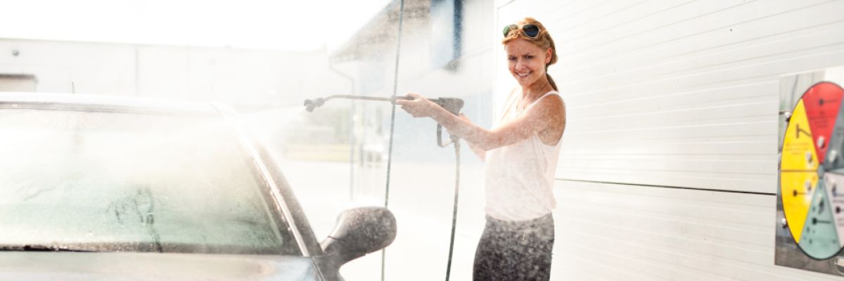 Frau wäscht Auto