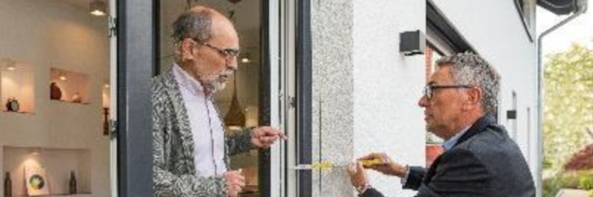 Wer seinen Altbau dämmt, muss gesetzliche Mindestanforderungen beachten. Für Fassade, Dach, oberste Geschossdecke und Kellerdecke sind unterschiedliche Dämmwerte nötig