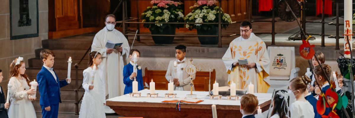  	 Dompastor Mathias Klauke und Schulseelsorger Pastor Achim Hoppe feierten mit den Mädchen und Jungen der Grundschule St. Michael die Erstkommunion.
