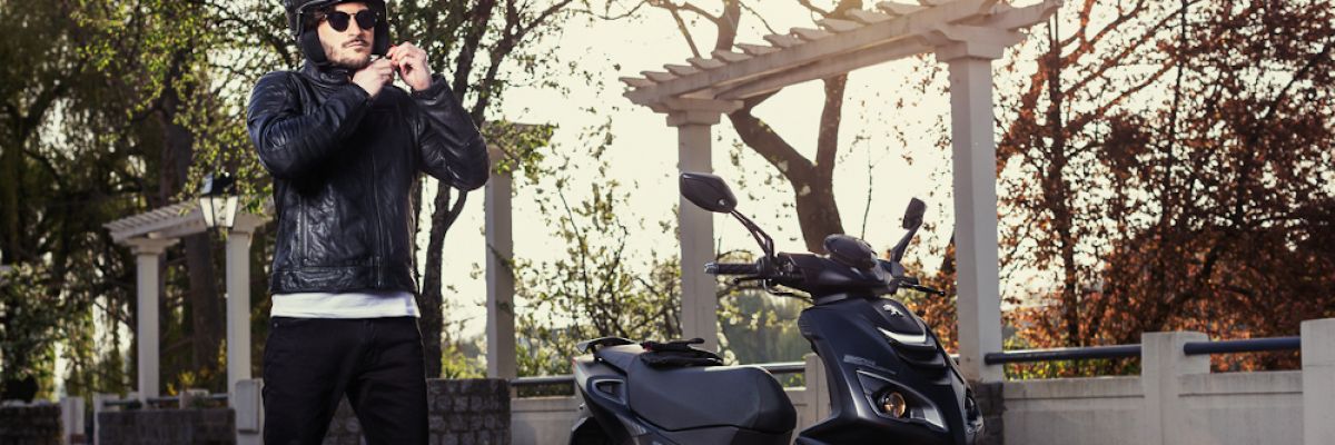 Haben Fahrerinnen und Fahrer ein paar Punkte wie Kleidung, Sicherheit und Pausenplanung beachtet, steht der sommerlichen Rollertour nichts mehr im Wege. ©Peugeot Motocycles 