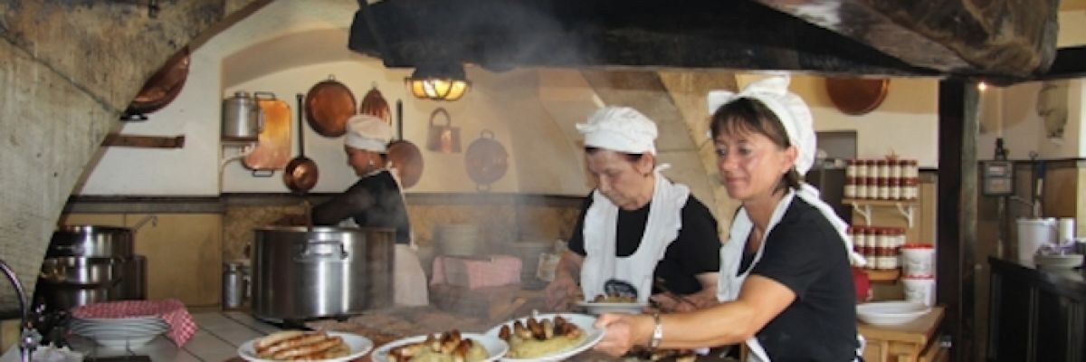 Regensburg: Die rauchigen Grillwürstl aus Regensburgs "Historischer Gar- und Wurstküche" sind seit mehr als 850 Jahren ein kulinarischer Renner. ©Regensburg Tourismus
