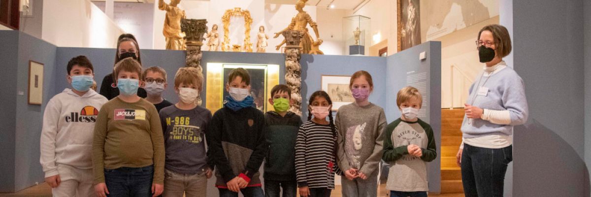 Museumspädagogin Claudia Westermann führt die Schülerinnen und Schüler der Grundschule Sankt Michael durch das Erzbischöfliche Diözesanmuseum. Die Kulturstrolche entdecken beim Museumsbesuch viel. Foto: Thomas Throenle / Erzbistum Paderborn