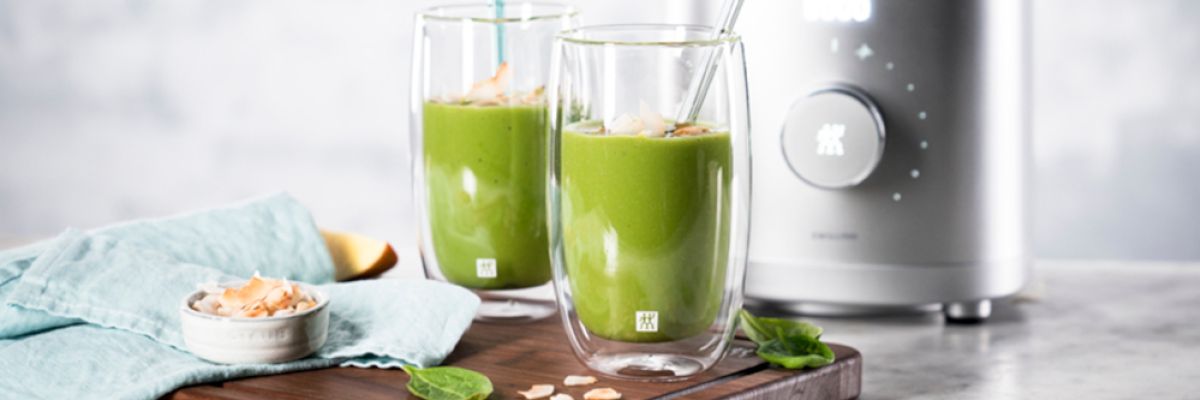 grüner Smoothie mit Kokos