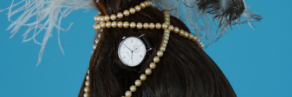 Närrisch im Homeoffice? Aber klar, das geht selbst 2021. Uhrenfreundin Cecile kommt als 175 Jahre Glashütter Uhrmacherkunst verkleidet ins Online-Meeting. Uhr Ludwig von NOMOS Glashütte schmückt auch jetzt. 