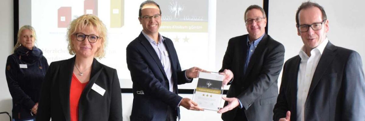 Übergabe Recruiting-Excellence-Award. V.l.: Anke Wolters-Rengstorf (Betriebsratsvorsitzende), Meike Heins (Pflegedienstleitung), Sven Ortlepp (Leitung Personalabteilung – alle drei Heidekreis-Klinik), Matthias Olten (Jobware GmbH, Leitung Geschäftsbereich Auditierung/Zertifizierung), Axel Bergmann (Jobware GmbH, KeyAccount Management) 