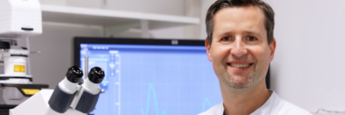 Professor Dr. Samuel Sossalla hat mit seiner Forschergruppe einen neuen Wirkansatz bei Herzrhythmusstörungen entdeck