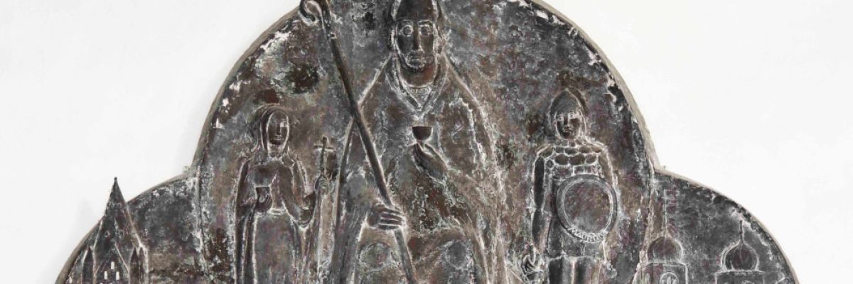 Eine Wandtafel im Kreuzgang des Paderborner Domes steht für die Verbundenheit des Bistums Magdeburg und des Erzbistums Paderborn ©Thomas Throenle/Erzbistum Paderborn