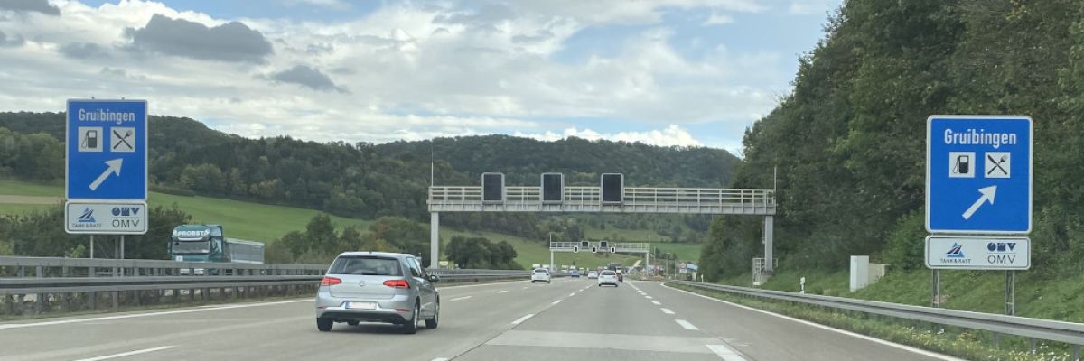 Völlig absurd: Beschilderungen für Autobahnraststätten, die nicht nur rechts, sondern auch noch links der Autobahn stehen.