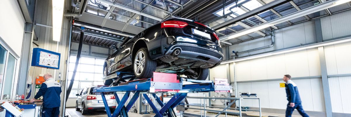 Bei der Hauptuntersuchung kontrollieren die Prüferinnen und Prüfer jedes Fahrzeug ganz genau