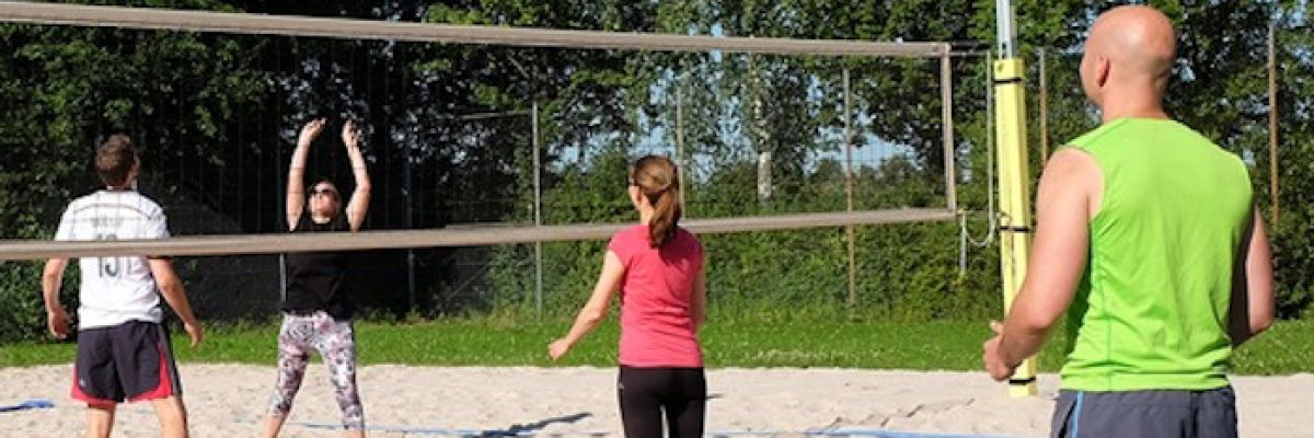 Nur unter strengen Hygieneauflagen durfte im Sommer 2020 – wie hier auf dem Beachvolleyballfeld der Universität Hohenheim – Sport auf dem Campusgelände getrieben werden.  ©Universität Hohenheim / Florian Leonhardmair 