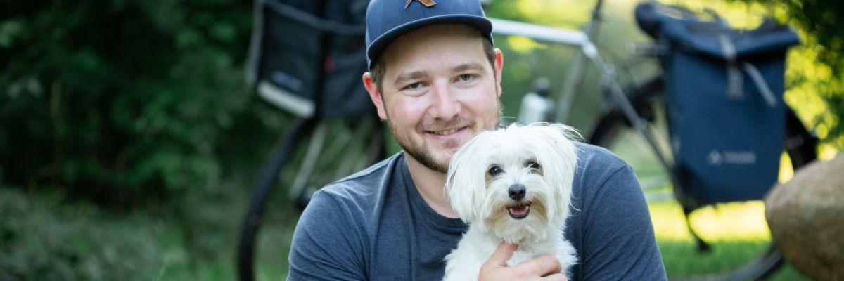 Benedikt Goesmann mit seinem Hund Bruno. Zusammen gehen sie auf eine Reise, um Leukämiepatienten in Südamerika zu unterstützen ©Sandra Czok