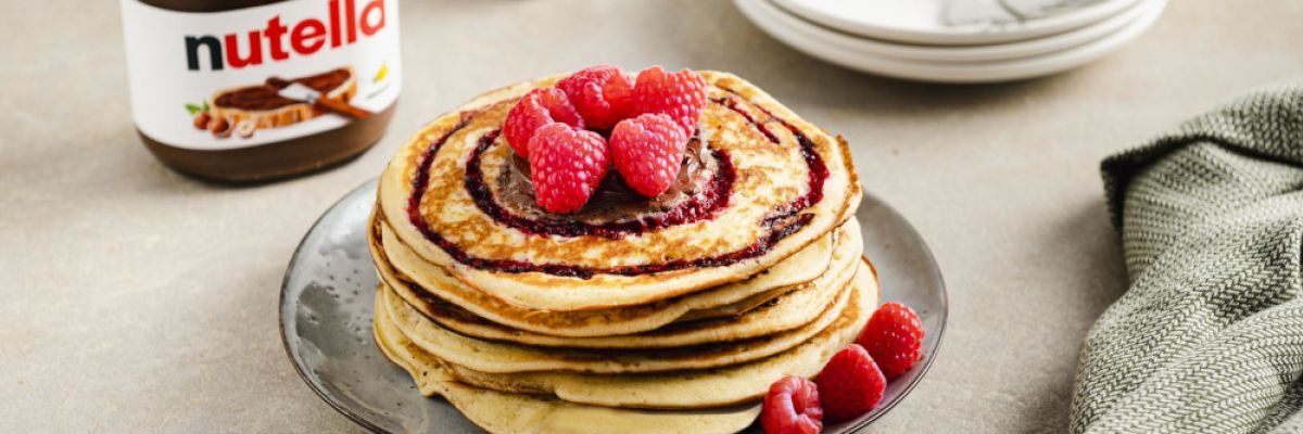 Pancake-Torte mit Himbeer-Swirl und nutella®