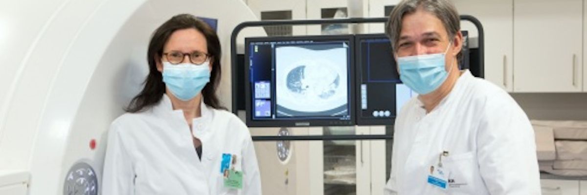 Professorin Dr. Okka Hamer, Leiterin Kardiopulmonale Bildgebung, und Professor Dr. Christian Stroszczynski, Direktor Institut für Röntgendiagnostik. Foto: obx-medizindirekt/UKR/Klaus Völcker 