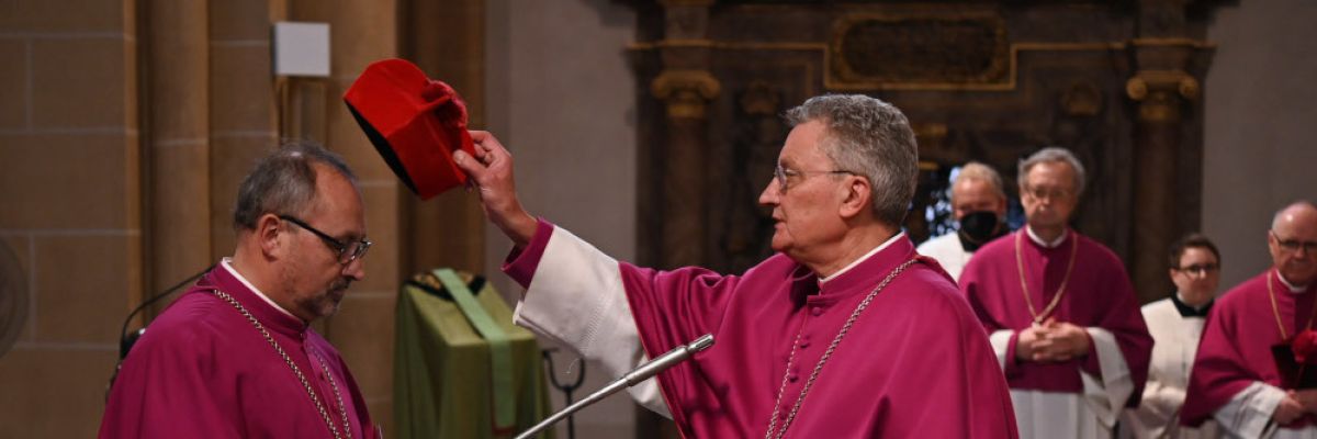 Durch das Auflegen des Birett ernannte Dompropst Msgr. Joachim Göbel am Samstag im Hohen Dom Msgr. Andreas Kurte zum neuen nicht-residierenden Domkapitular.