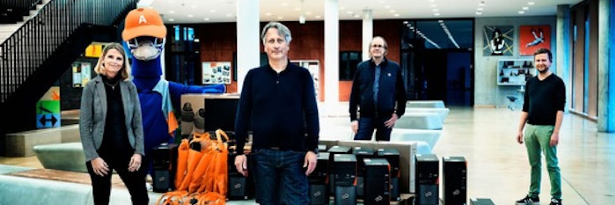  Spendenübergabe an der Gesamtschule Köln Rodenkirchen: Schulleiterin Kerstin Gaden, ACV Geschäftsführer Holger Küster und das IT-Team der Schule um Dr. Jan-Ole Witte und Fabian Sill (v. l. n. r.). Bild: ACV. 