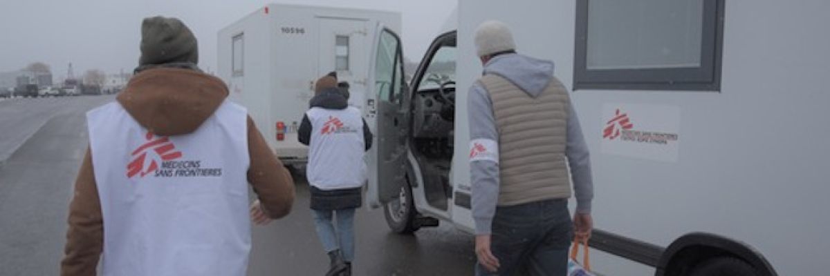 Ärzte ohne Grenzen an der Grenze zur Ukraine: Da viele Menschen dort nach tagelanger Flucht völlig entkräftet ankommen, schickt die Hilfsorganisation außer Medikamenten und anderen Materialien auch mobile Kliniken. 