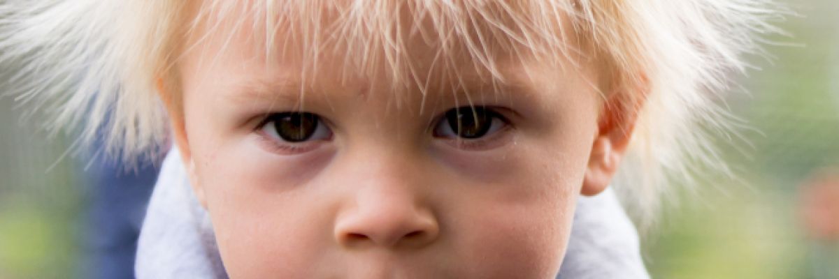 Trockene Kälte begünstigt statische Aufladung. Im Winter haben wir öfter die Haare zu Berge stehen