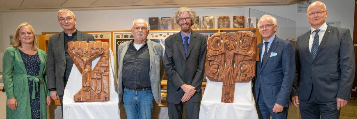 Freuen sich über die feierliche Übergabe der beiden Kreuzigungsreliefs von Josefthomas Brinkschröder (v.r.): Jürgen Reineke (Präsident des Lions Clubs Paderborn), Hermann Sittig (Vorsitzender des Fördervereins des Lions Clubs), Dr. Holger Kempkens (Direktor des Diözesanmuseums), Michael Brinkschröder, Prälat Thomas Dornseifer und Heike Sondermann, die im Auftrag des Freundeskreises Josefthomas Brinkschröder e.V. ein Werkverzeichnis des Künstlers erstellt ©Diözesanmuseum /Wolfgang Noltenhans