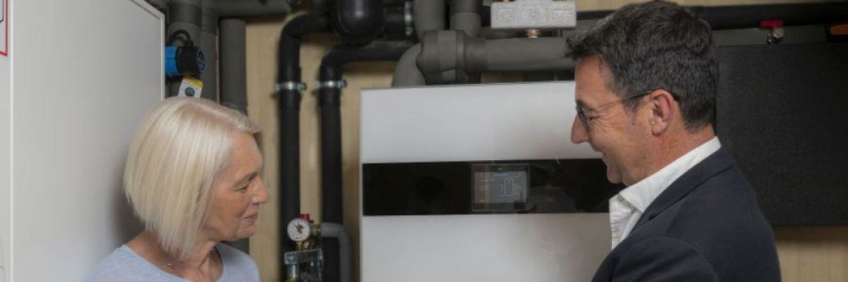 Wer energiesparend heizen will, sollte unter anderem das Thermostatventil auf die richtige Stufe einstellen