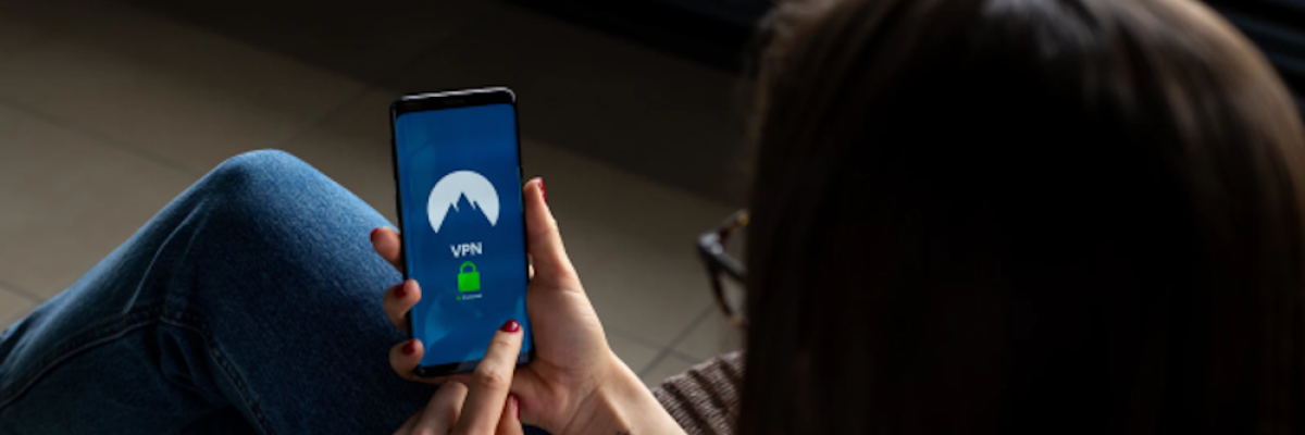 Frau schaut auf Handy mit NordVPN ©unsplash