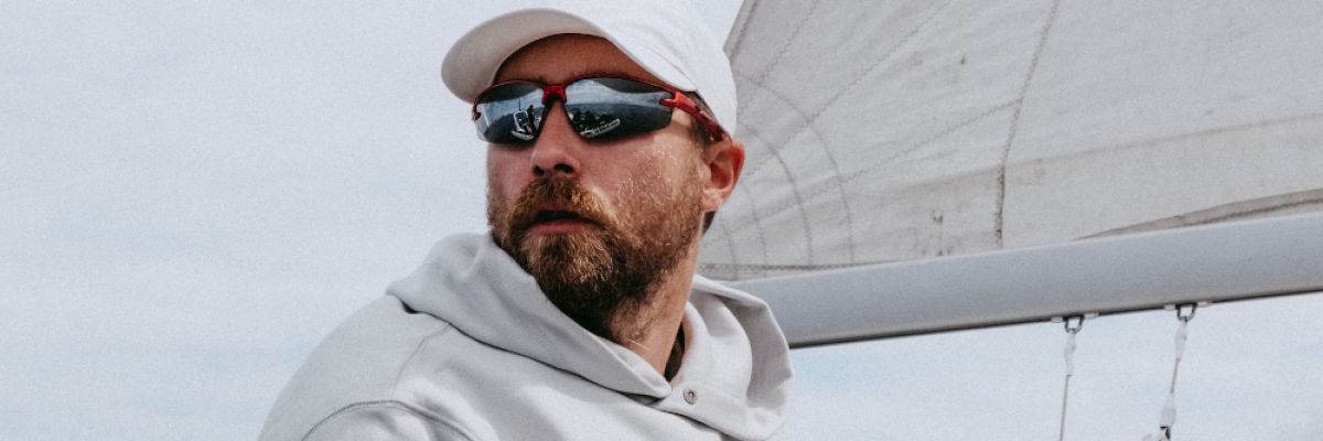 Eine Sonnenbrille mit ausreichendem UV- und Infrarotfilter schützt die Augen beim Segeltörn vor ernsten Schäden. Quelle: Cottonbro, Pexels