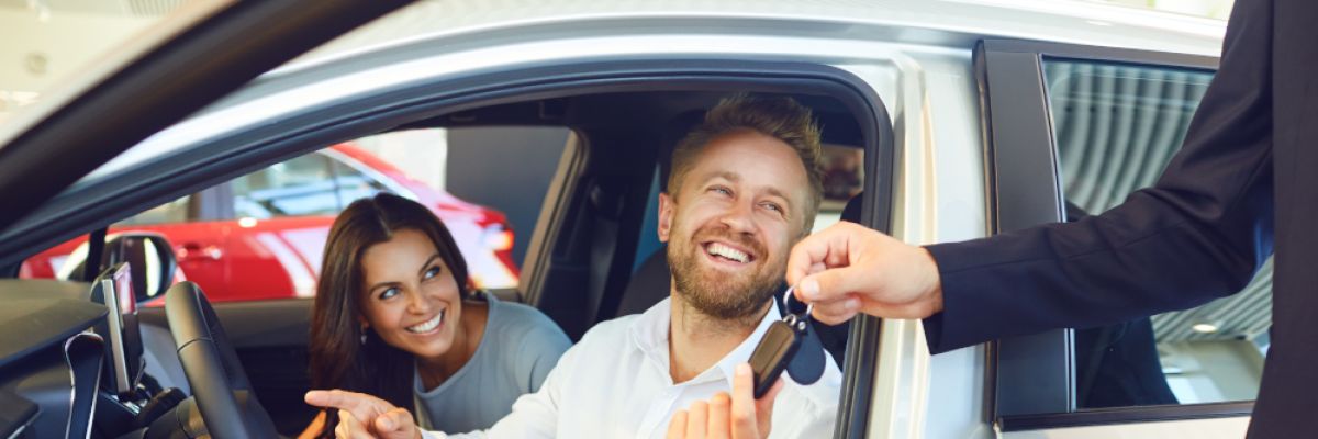 Paar kauft Neuwagen