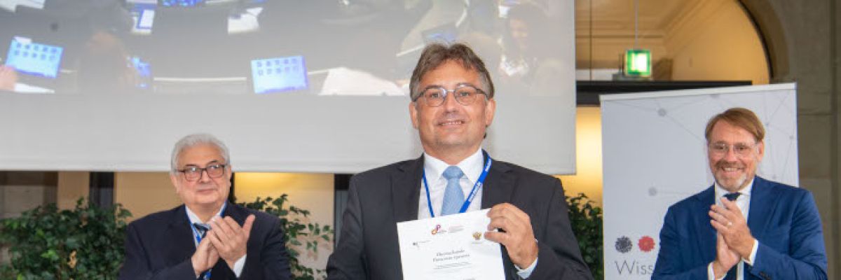  	 Der wissenschaftliche Koordinator der Jakutien-Initiative Prof. Dr. Ludwig Hölzle (Mitte) von der Universität Hohenheim nahm die Auszeichnung im Wettbewerb „Brücken für die deutsche-russische Hochschulzusammenarbeit,entgegen. Links: Sergei Jurjewitsch Netschajew, Botschafter der Russ. Föderation in der Bundesrepublik Deutschland, rechts: Andreas Görgen, Leiter der Abteilung für Kultur und Kommunikation im Auswärtigen Amt | ©DAAD