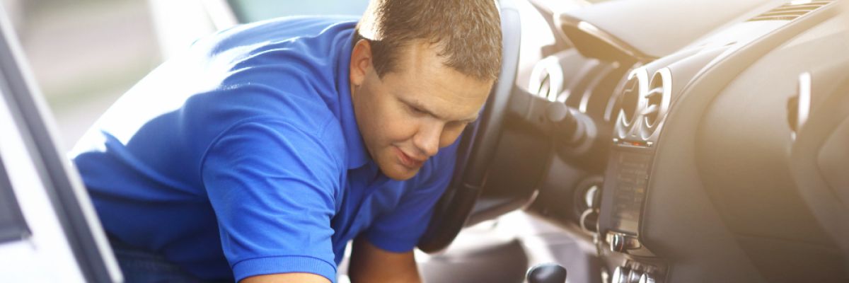 Zu Beginn der neuen Jahreszeit bietet sich eine ausführliche Autowäsche an.  TUEV_NORD_Fruehjahrscheck_iStock-474203926_gilaxia