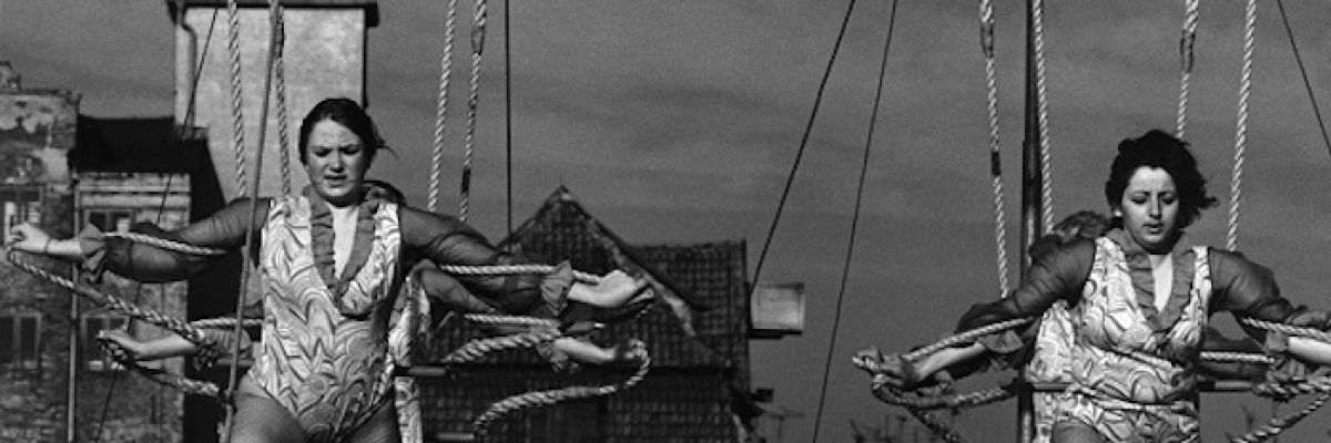  Barbara Klemm: Trapezkünstlerinnen, Rostock 1974 ©Barbara Klemm 
