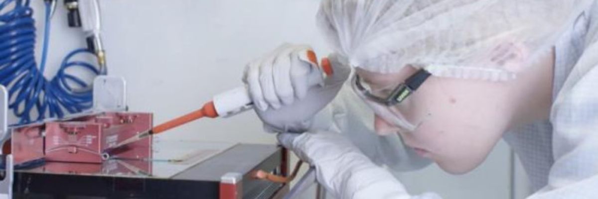 ZSW-Forscherin bei der Herstellung von Perowskit-Solarzellen ©ZSW