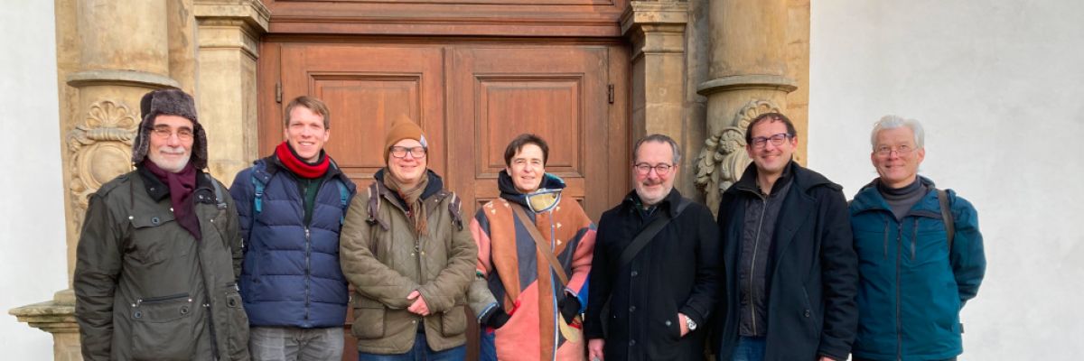 Komponistinnen und Komponisten beim Vortreffen für das Projekt „blau – experimentelle Musik im Kirchenraum“ im Januar 2023 vor dem Portal der Kapuzinerkirche in Paderborn