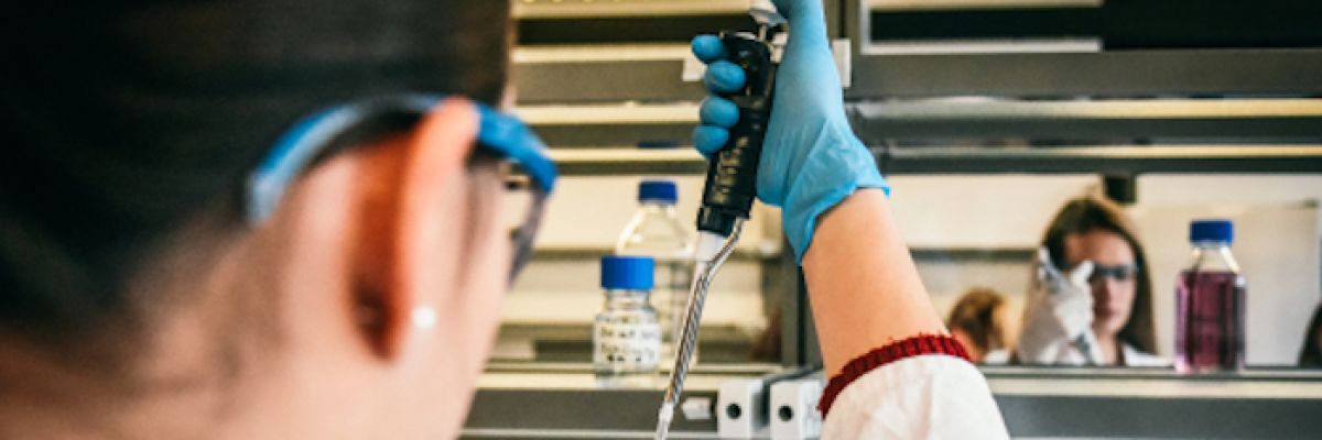 Regensburg bringt sich mit fünf Projekten in den neuen bundesweiten Corona-Forschungsverbund der Universitätsmedizin ein. Das Foto zeigt einen Blick in das Labor des Lehrstuhls für Medizinische Zellbiologie an der Universität Regensburg ©obx-medizindirekt/Uni Regensburg/Julia Dragan