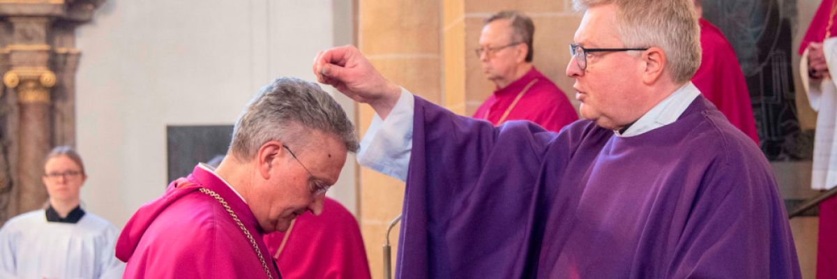 Diözesanadministrator Monsignore Dr. Michael Bredeck streut Dompropst Monsignore Joachim Göbel gesegnete Asche auf den Kopf 