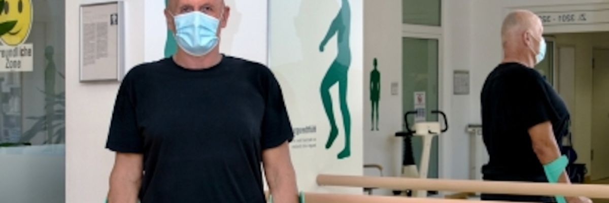 Bereits nach zwei Stunden nach dem Einsatz eines neuen Kniegelenks wieder auf den Beinen: "Die Dankbarkeit der Patienten ist groß, wenn sie so schnell wieder Selbstständigkeit erlangen", sagt Professor Dr. Joachim Grifka, der Direktor der Orthopädischen Klinik der Universität Regensburg im Asklepios Klinikum Bad Abbach. ©obx-medizindirekt/Asklepios Klinikum Bad Abbach