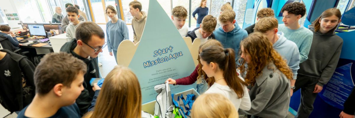 Schüler in der Ausstellung