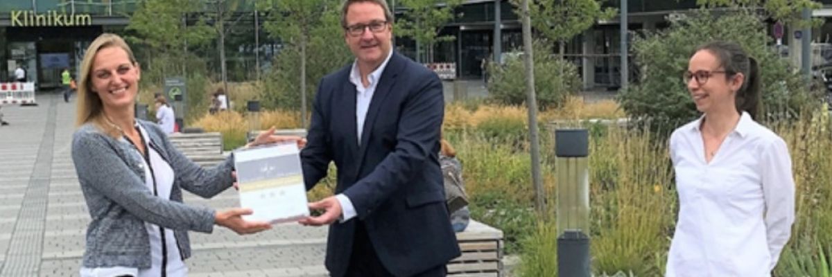 Übergabe des RECRUITING-EXCELLENCE-Awards an die Rems-Murr-Kliniken. Vlnr: Anna-Katharina Maier, Leitung Personal und Recht Rems-Murr-Kliniken, Matthias Olten, Jobware GmbH, Anja Krehahn, Leitung Personal und Recht Rems-Murr-Kliniken ©Jobware GmbH 