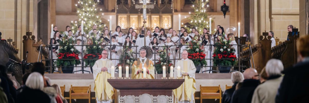 „Als weihnachtliche Menschen glauben wir fest: Gottes ‚Fürchte dich nicht!‘ ist jetzt wichtiger denn je“, betonte der Paderborner Erzbischof in der Christmette. Weihbischof Josef Holtkotte und Domdechant Alfons Hardt konzelebrierten ©Besim Mazhiqi / Erzbistum Paderborn