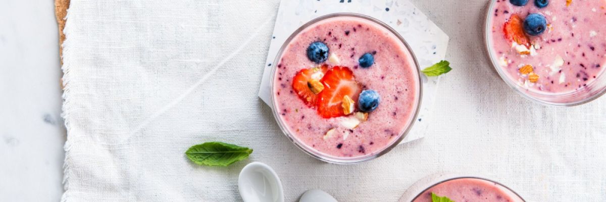 Der neue It-Drink braucht nur ein paar Zutaten: Kokosnussdrink, Bio Tee Hibiskus, Früchte und Eiswürfel. ©Alpro 