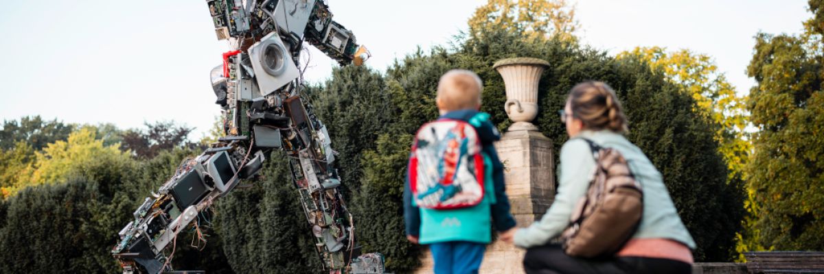 Das mahnende Kunstwerk steht für die heutige Wegwerfmentalität